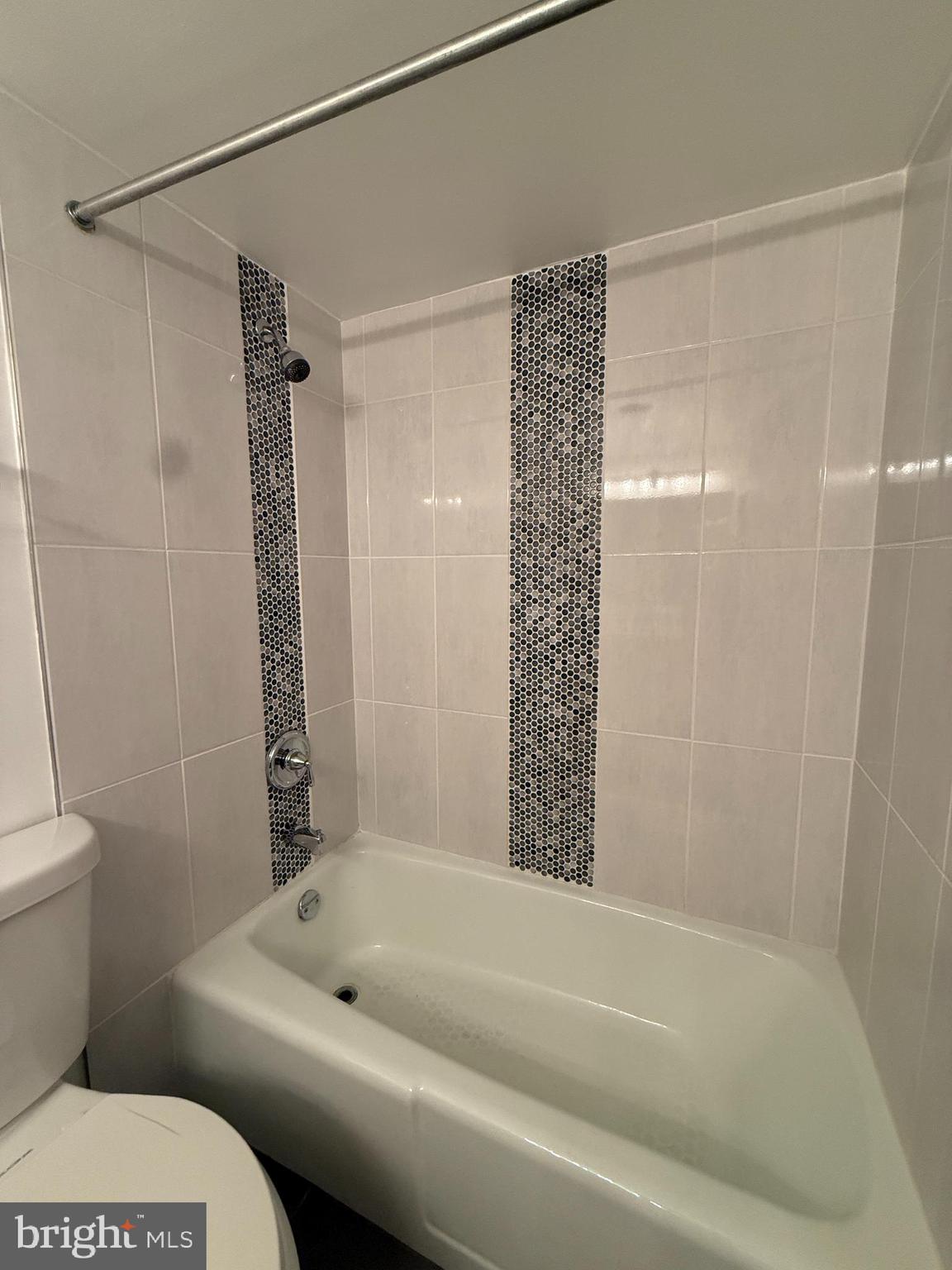 2059 Huntington Avenue, Unit 111 Alexandria, VA 22303 - Photo 23 of 34 a bathroom with a toilet and a bathtub