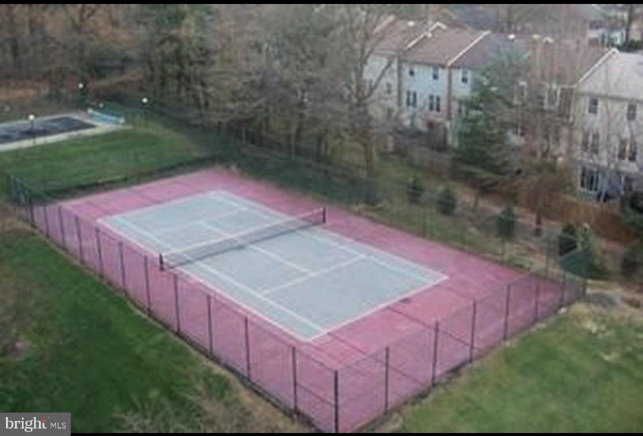 2059 Huntington Avenue, Unit 111 Alexandria, VA 22303 - Photo 32 of 34 a view of a backyard with jacuzzi