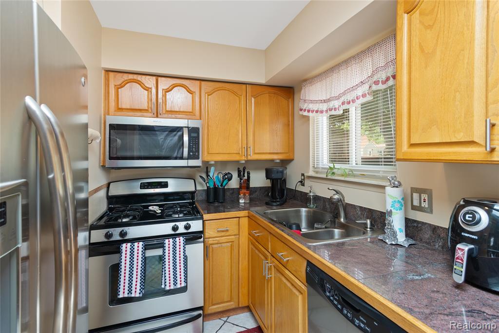 19233 Martin Road Roseville, MI 48066 - Photo 7 of 26 Gallery Image 7