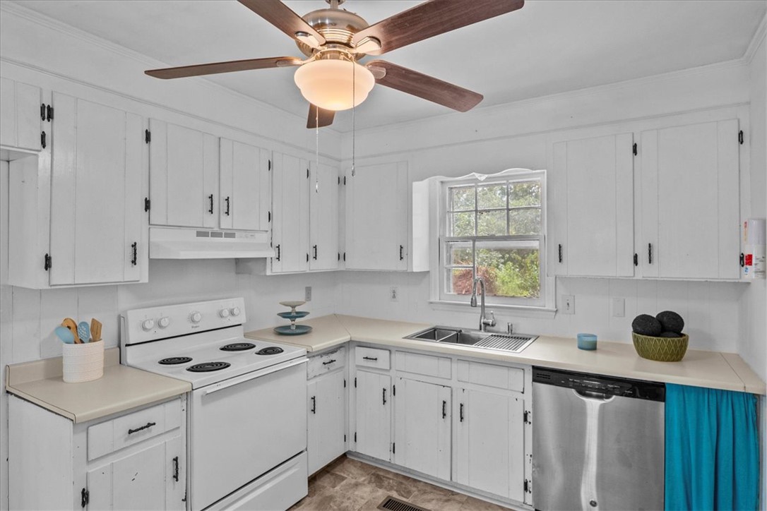 1104 Erskine Road Anderson, SC 29621 - Photo 11 of 26 Kitchen