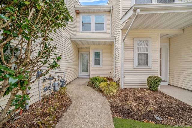 $650,000 | 103 Northwood Court, Bayport, NY 11705