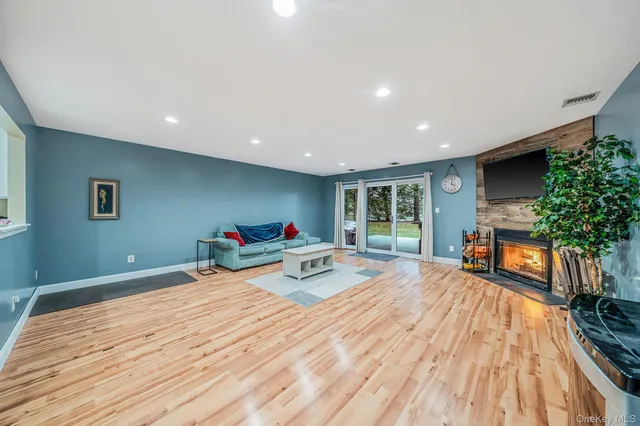 $650,000 | 103 Northwood Court, Bayport, NY 11705