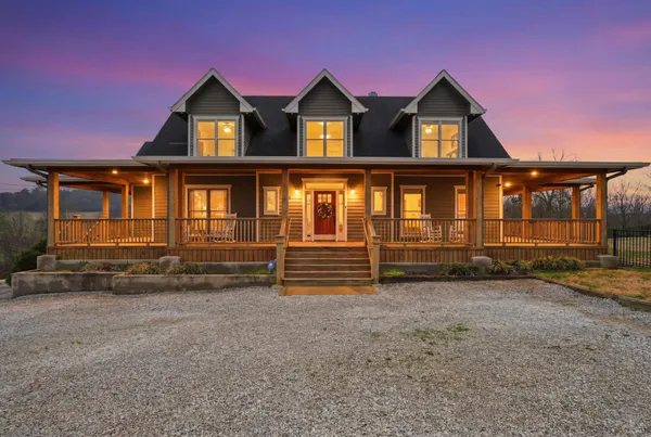 a view of houses with a yard