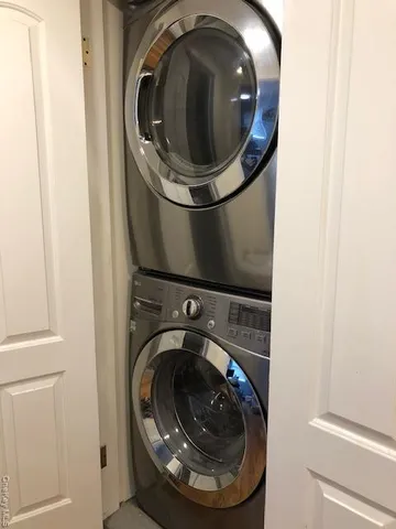 a close up view of a washer and dryer