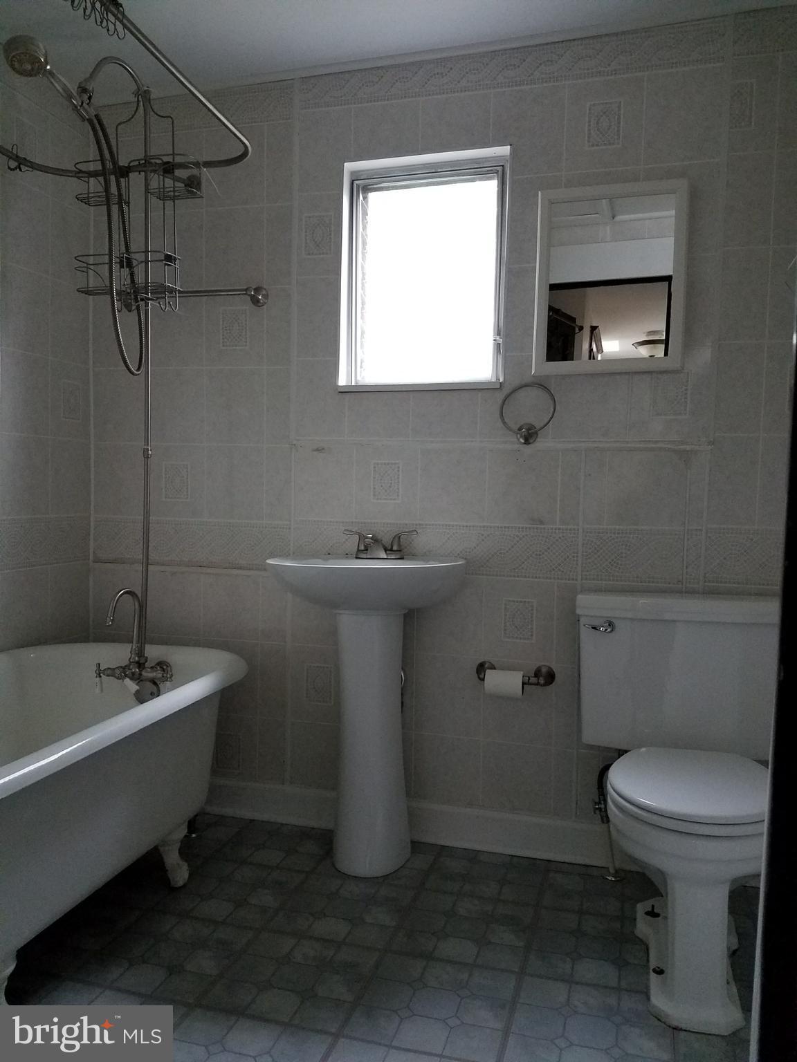 3642 Hineline Road Baltimore, MD 21229 - Photo 11 of 22 Bath