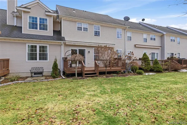 a view of a house with backyard
