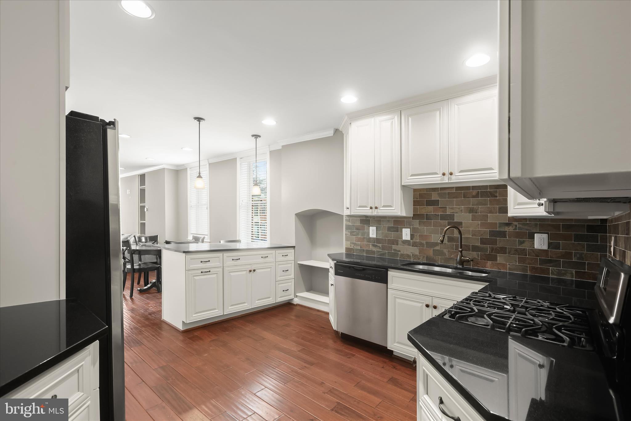 3000 Keswick Road Baltimore, MD 21211 - Photo 22 of 81 Granite Countertops - Decorative Backsplash