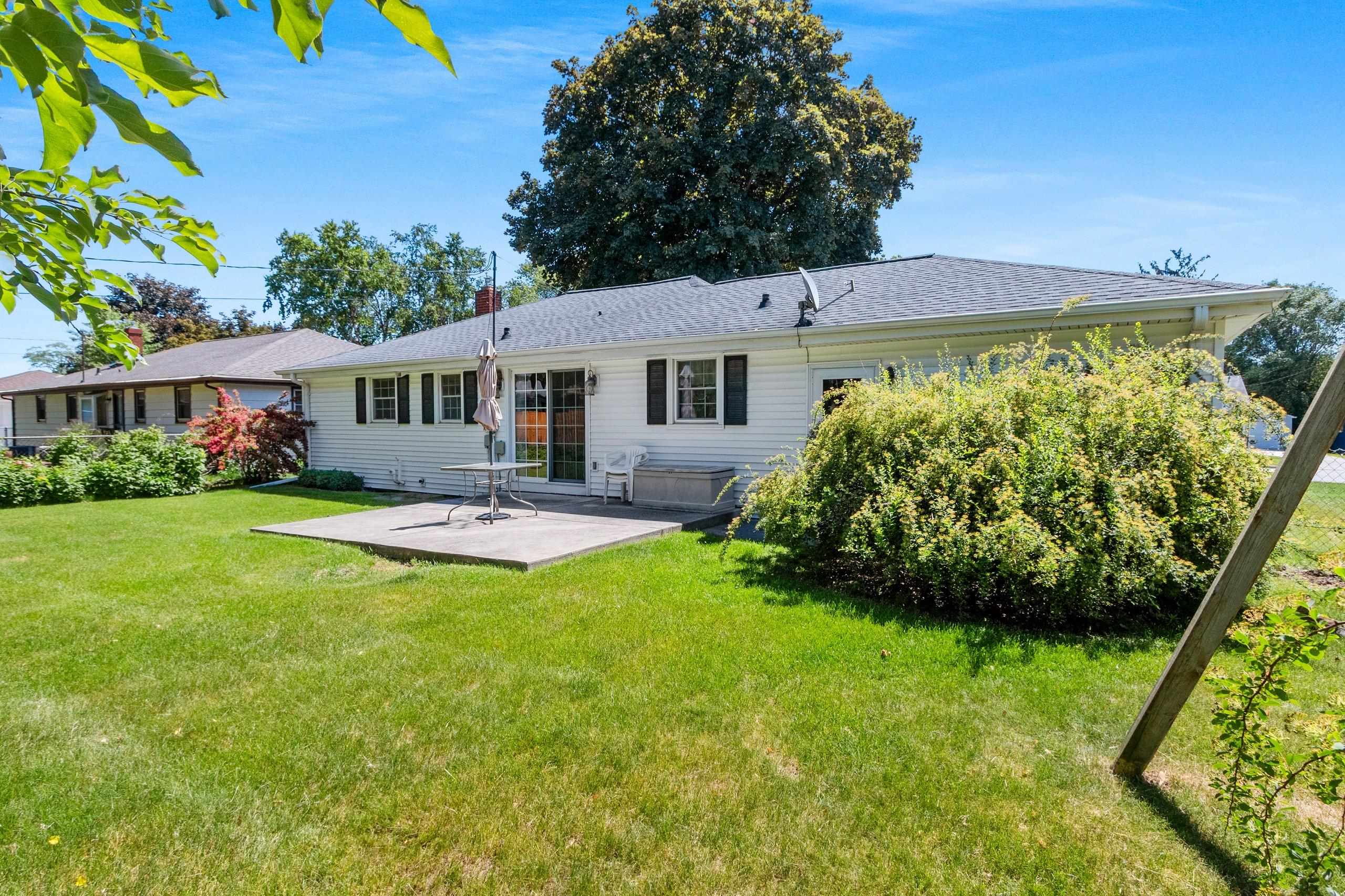 1430 Oak Ridge Drive Green Bay, WI 54304 - Photo 8 of 44