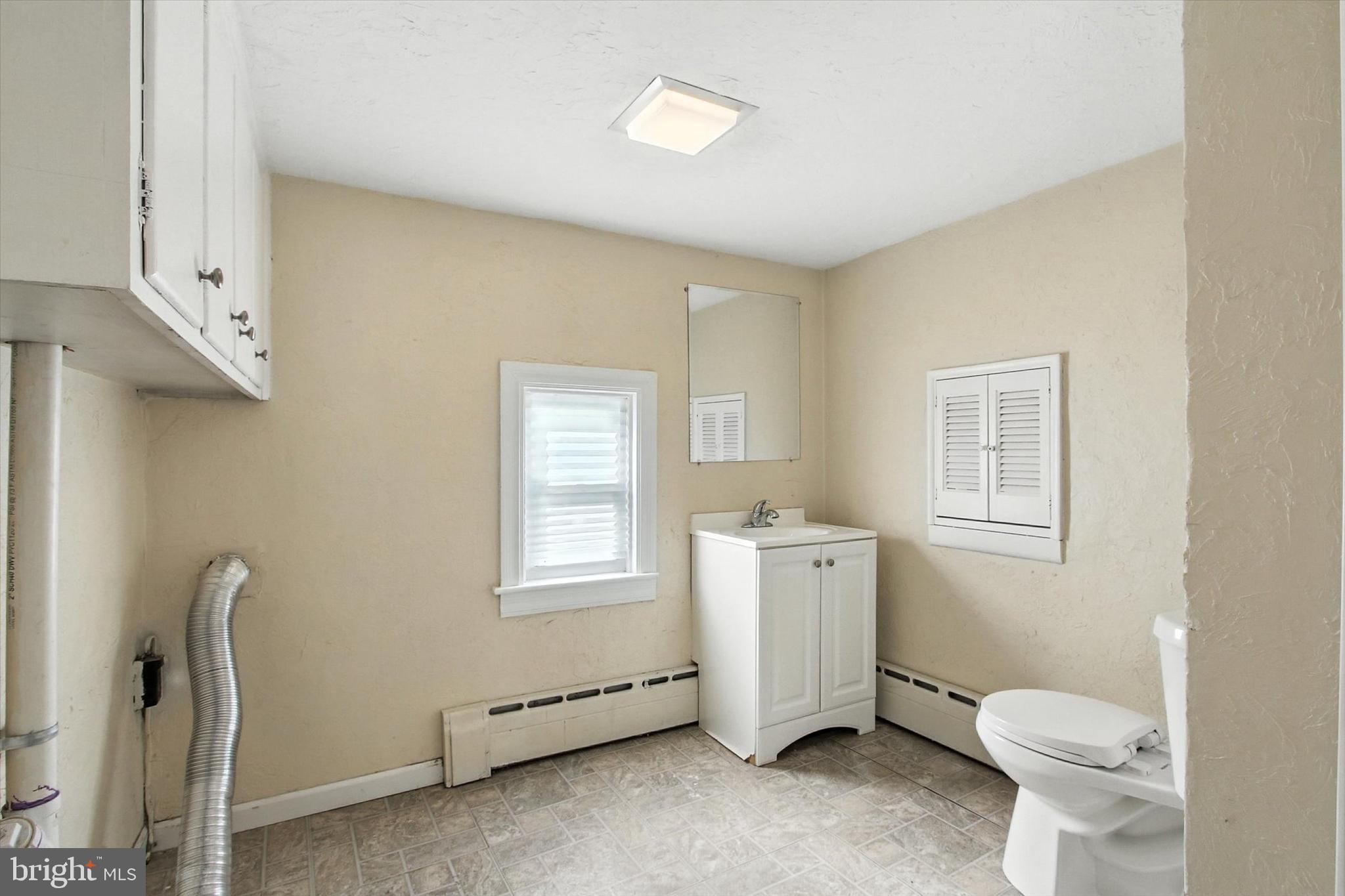 46 North Main Street Spring Grove, PA 17362 - Photo 9 of 25 a bathroom with a toilet sink and tub