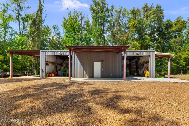 $2,950,000 | 2233 Holloman Road, Bentonia, MS 39040