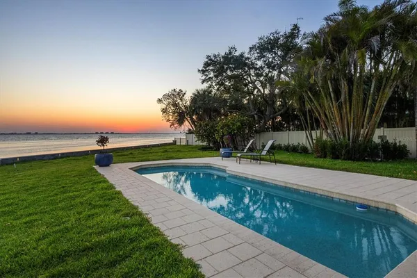 $3,000,000 | 3931 Bay Shore Road, Sarasota, FL 34234