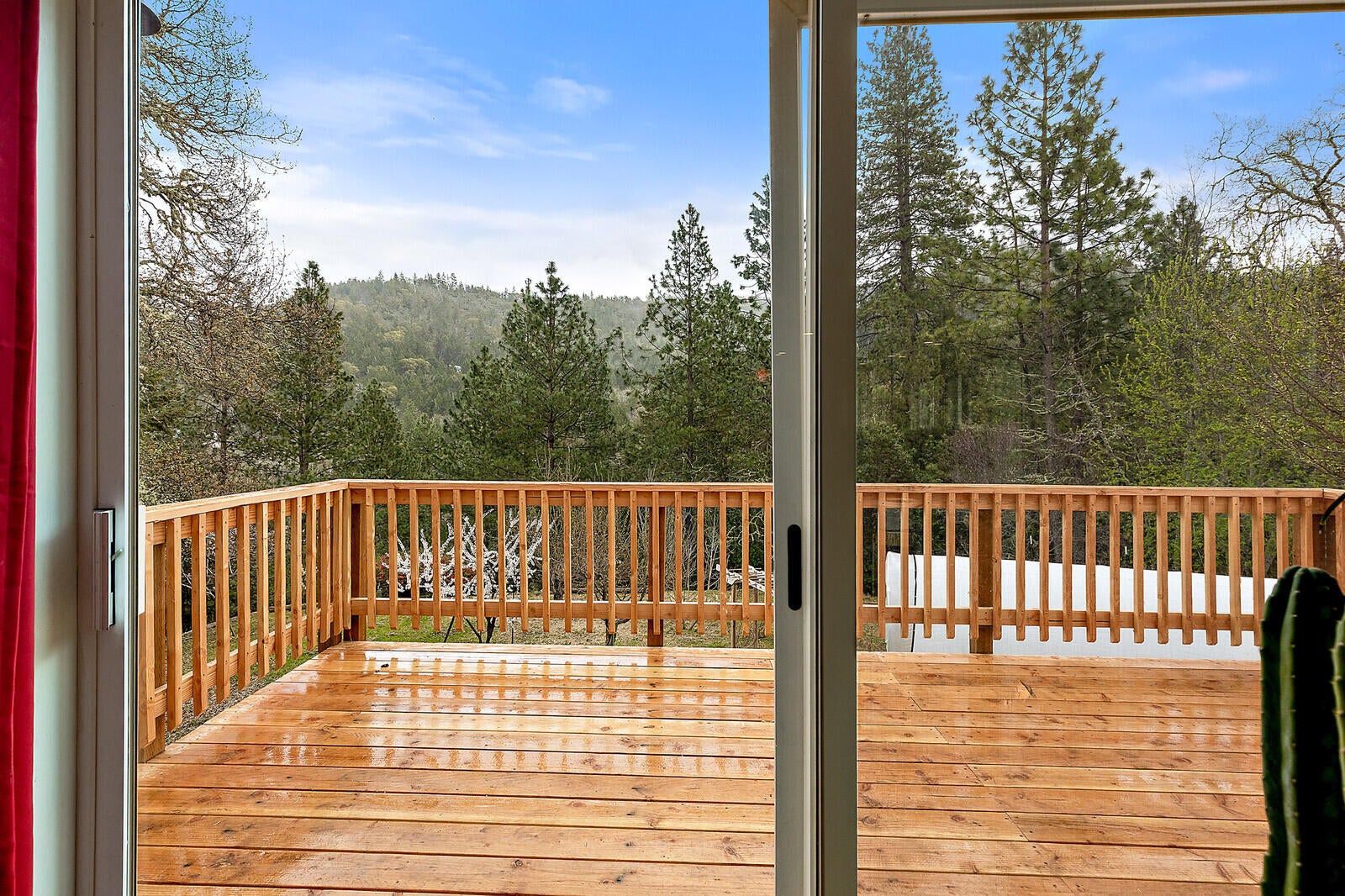 4790 Andrews Road Medford, OR 97501 - Photo 20 of 80 Large new deck off of living room.