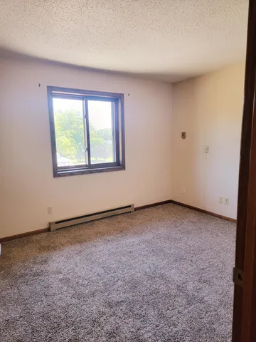 $695 | 11 Park Street North, Fairfax, MN 55332