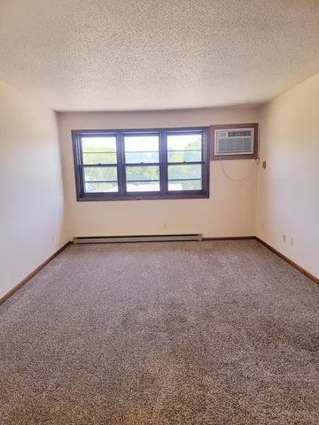 $695 | 11 Park Street North, Fairfax, MN 55332