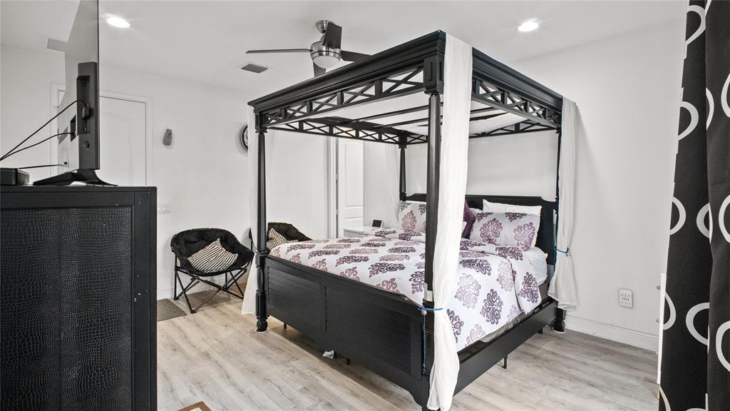 6993 Pines Circle, Unit 6993 Pompano Beach, FL 33073 - Photo 4 of 33 a bed room with a bed and a chair