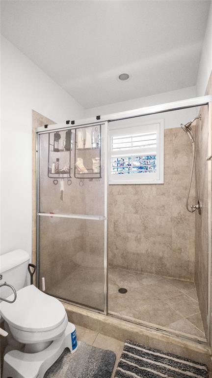 6993 Pines Circle, Unit 6993 Pompano Beach, FL 33073 - Photo 7 of 33 a bathroom with a shower a toilet and a sink