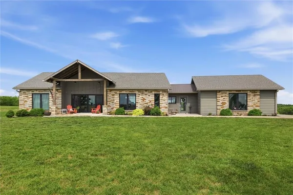 $1,295,500 | 33793 219th Street, Easton, KS 66020