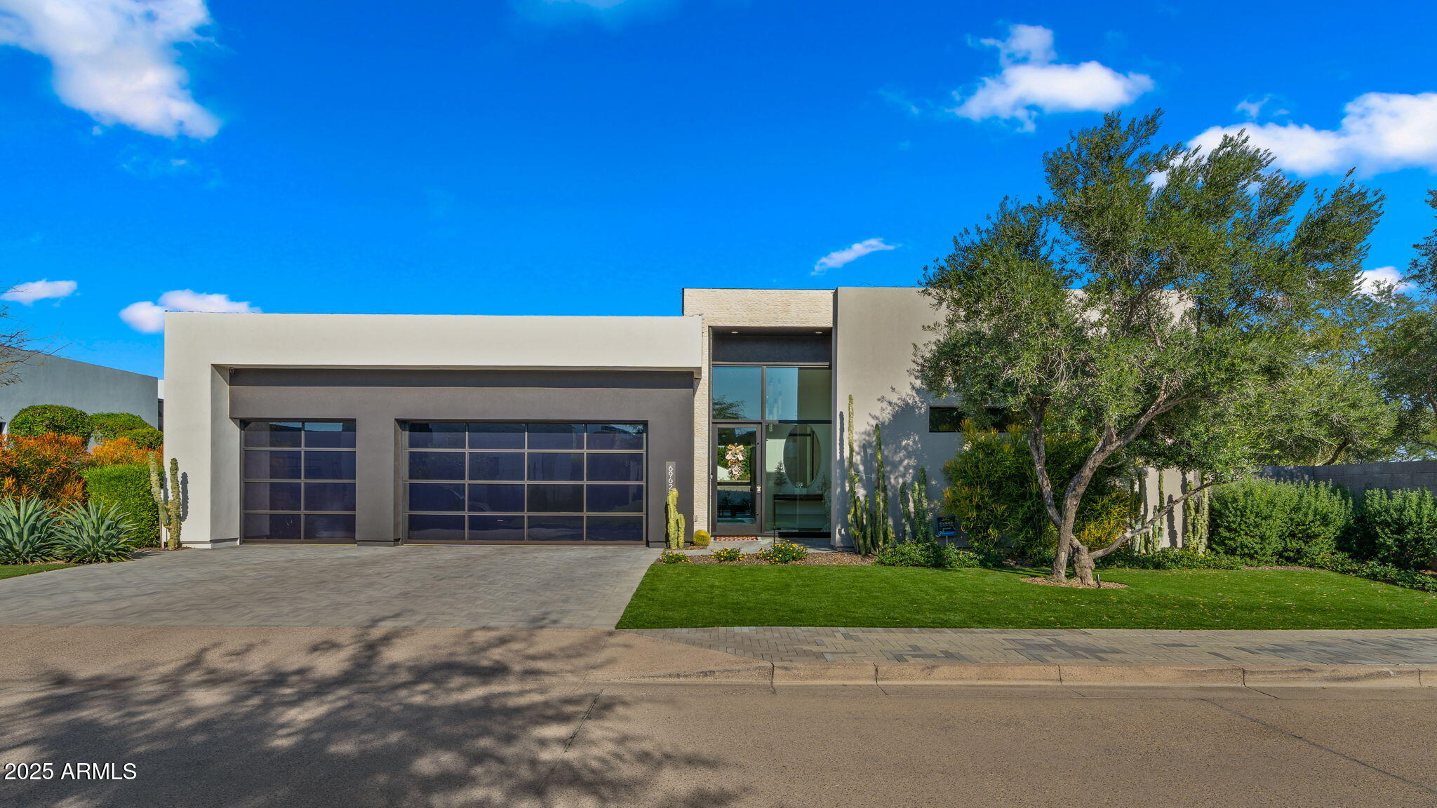 6962 East Cactus Wren Road Paradise Valley, AZ 85253 - Photo 5 of 94 8-web-or-mls-Front yard2
