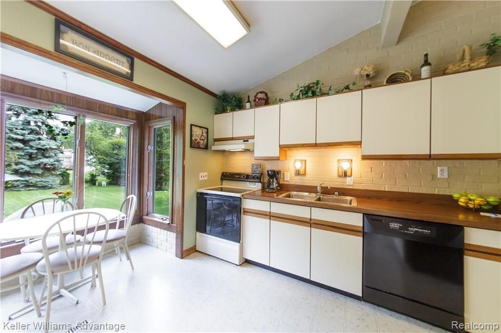 36508 West Lyman Road Farmington Hills, MI 48331 - Photo 12 of 63