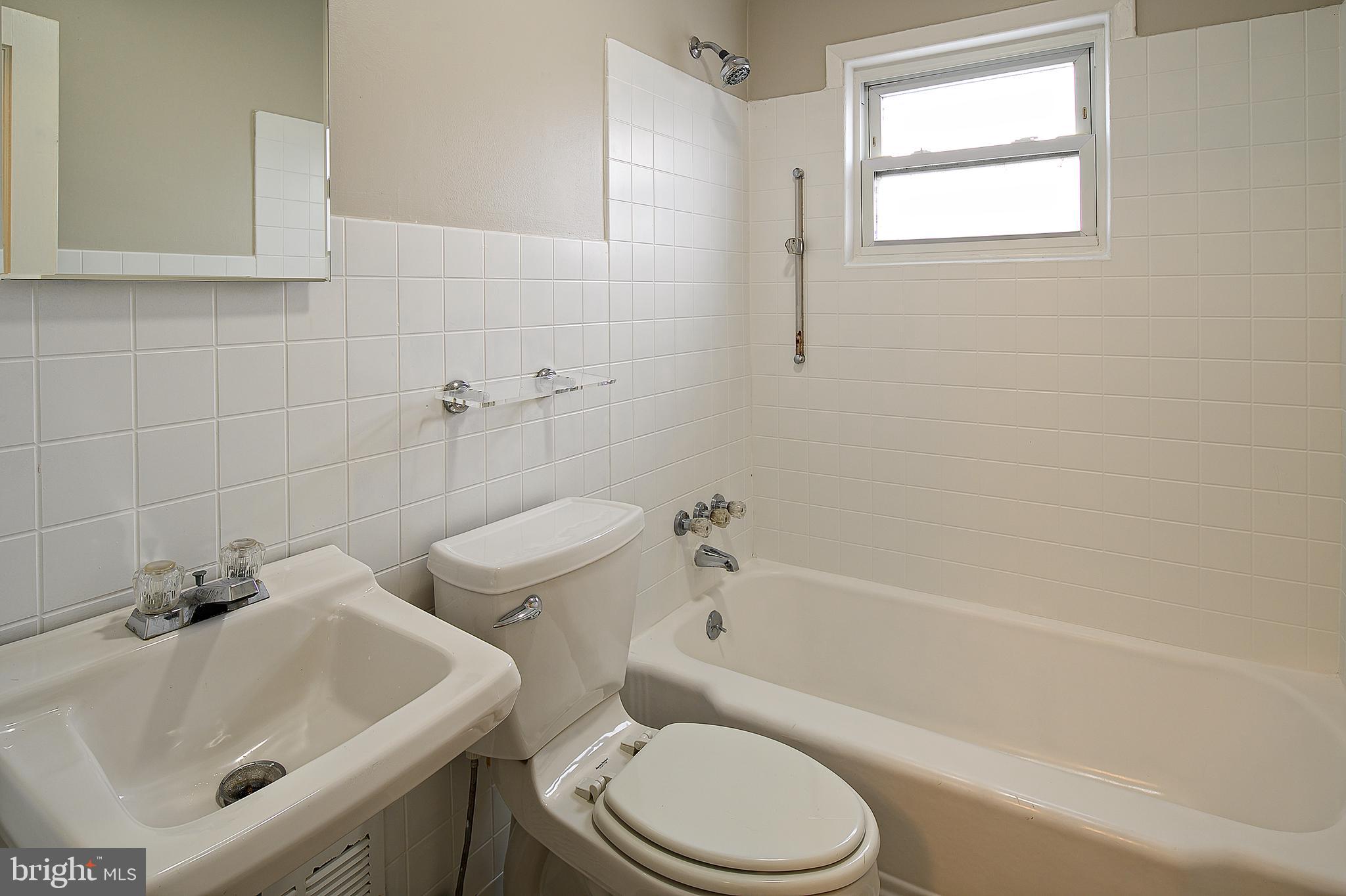 1905 Marsdale Road Dundalk, MD 21222 - Photo 17 of 24 Bathroom
