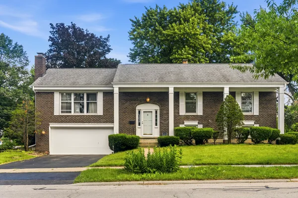 $525,000 | 933 West Gilbert Road, Palatine, IL 60067