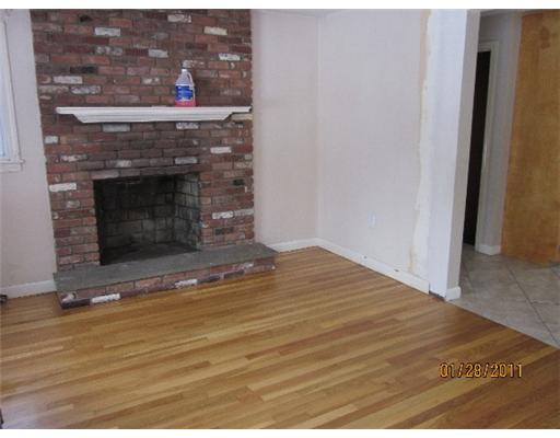 10 Meeting House Road Lincoln, RI 02865 - Photo 2 of 12 Living Room.