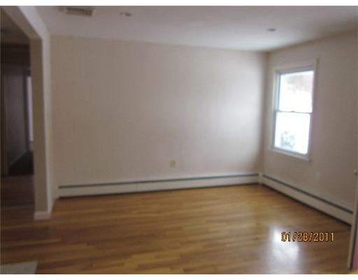 10 Meeting House Road Lincoln, RI 02865 - Photo 4 of 12 Living Room.