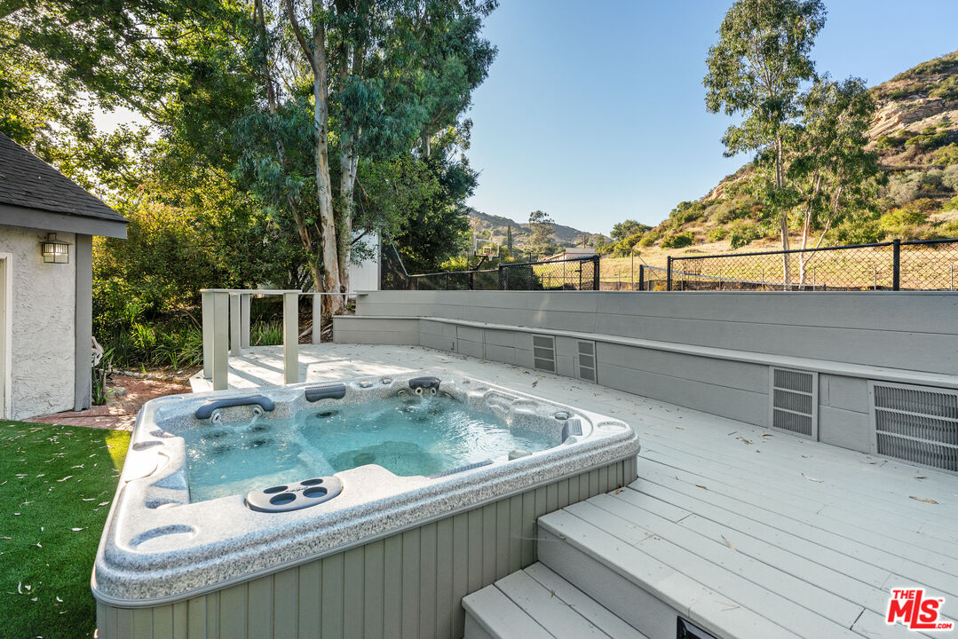 2202 Stunt Road Calabasas, CA 91302 - Photo 17 of 25 Gallery Image 17