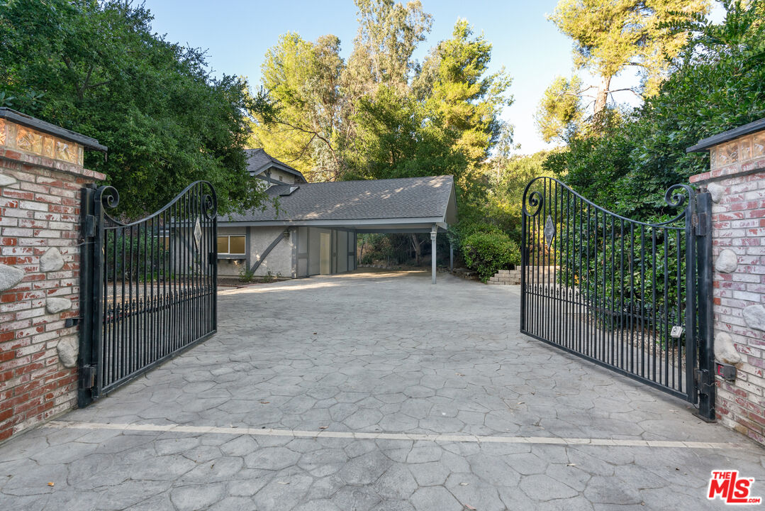 2202 Stunt Road Calabasas, CA 91302 - Photo 3 of 25 Gallery Image 3