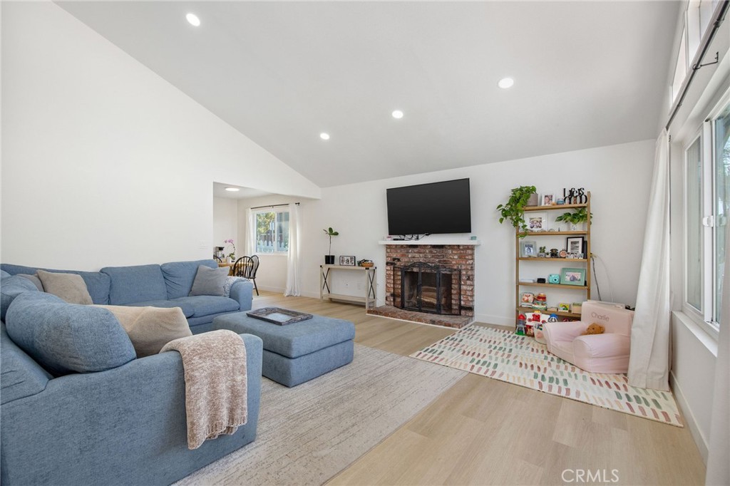 204 Springfield Avenue Huntington Beach, CA 92648 - Photo 5 of 40 Unit A - Living Room