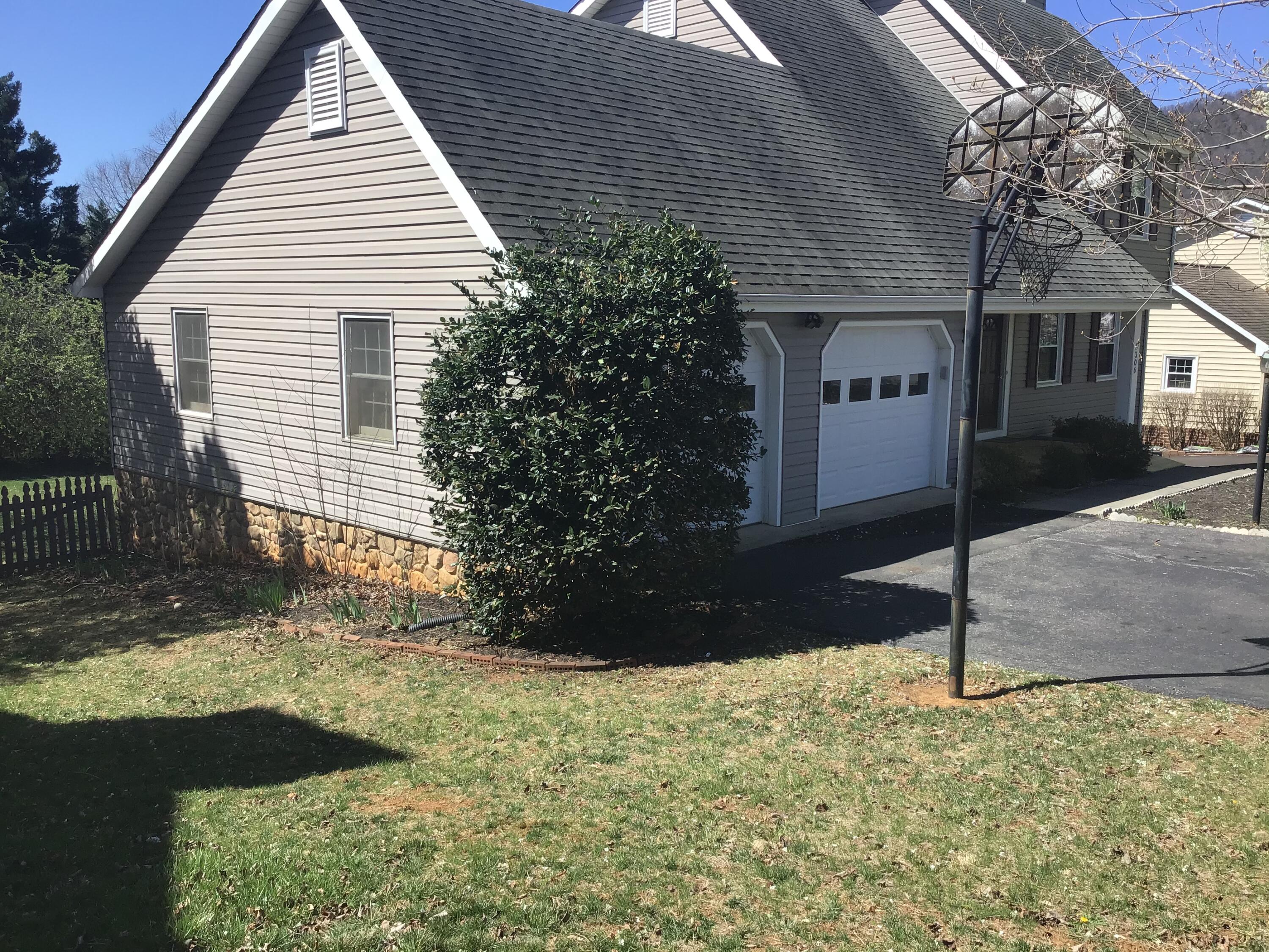 5306 Huntridge Road Roanoke, VA 24012 - Photo 2 of 18 39A9493B-0163-4839-9BB2-60DD856C5711