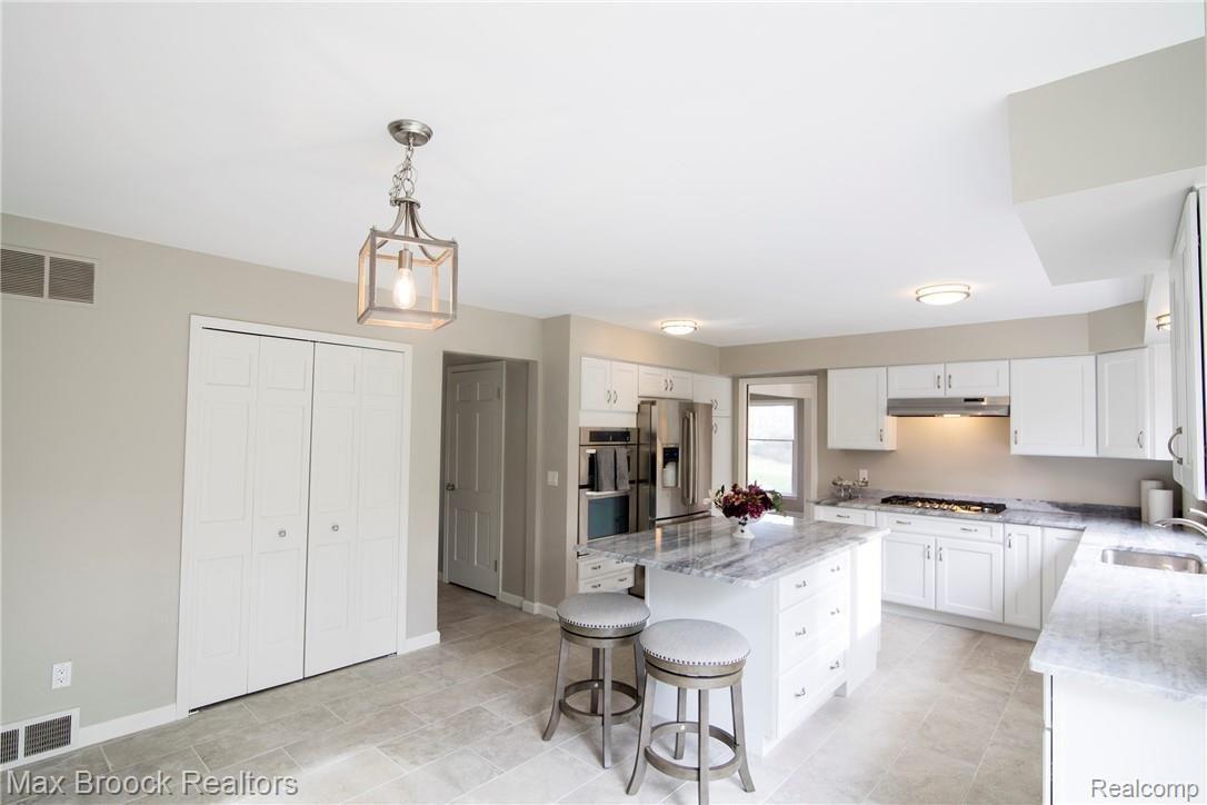 2731 West Wattles Road Troy, MI 48098 - Photo 5 of 38 4thcorner_kithcen.jpg