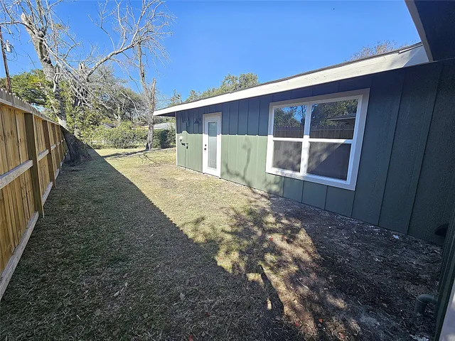 a view of a house with backyard