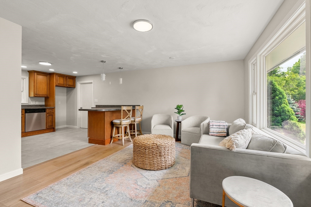 67 Roslyn Road Brockton, MA 02302 - Photo 4 of 32