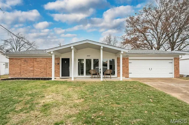 $425,000 | 4767 Towne South Road, St. Louis, MO 63128