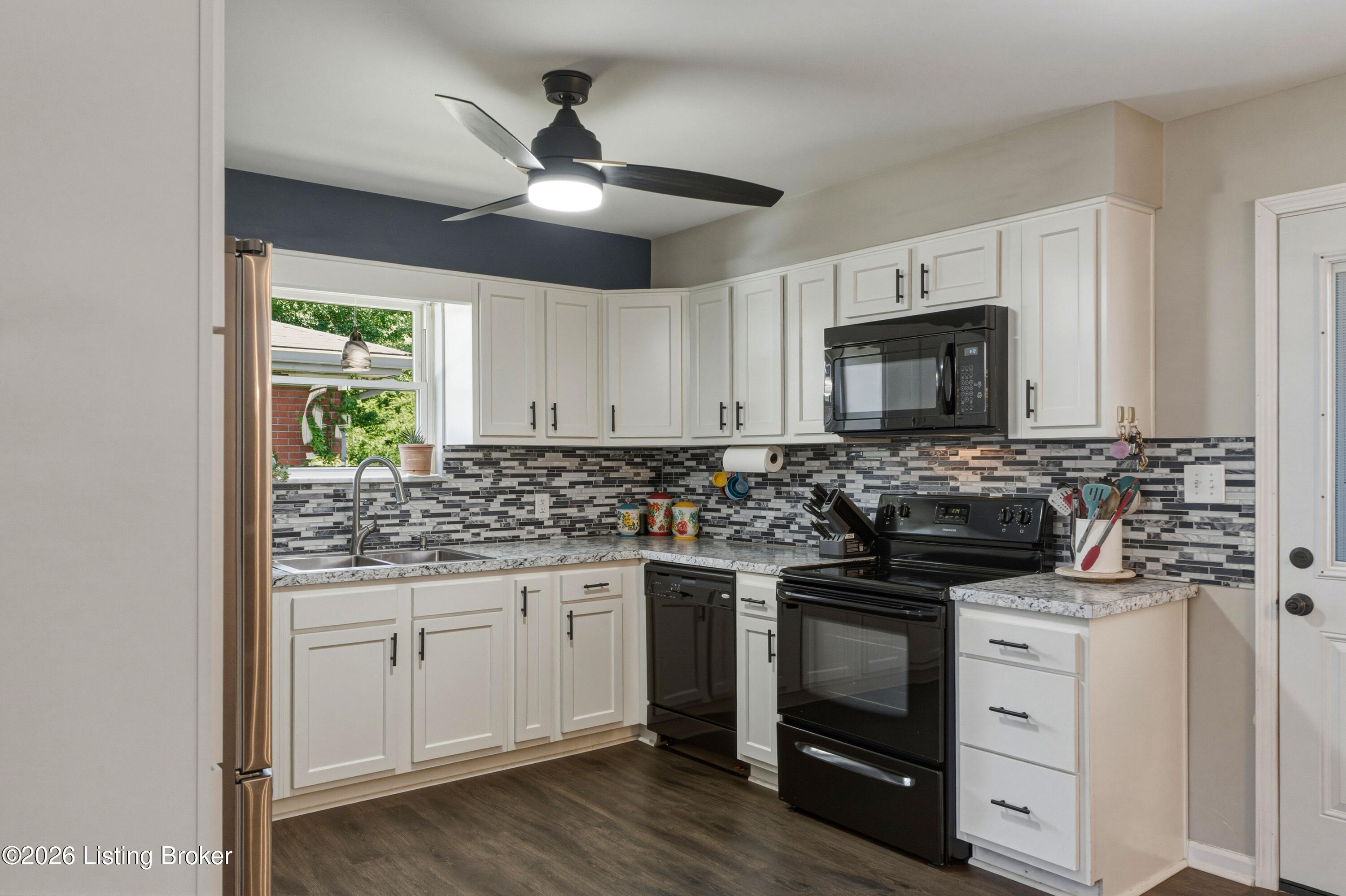 10707 Torrington Road Louisville, KY 40272 - Photo 8 of 65 DSC01726