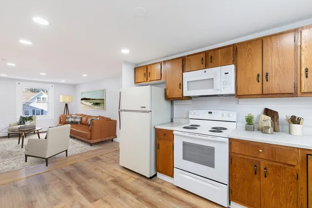 $2,800 | 129 Friend Street, Unit 2, Amesbury, MA 01913