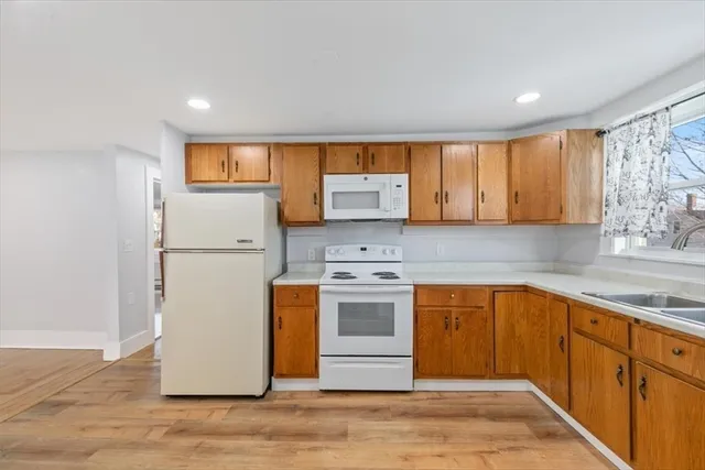 $2,800 | 129 Friend Street, Unit 2, Amesbury, MA 01913