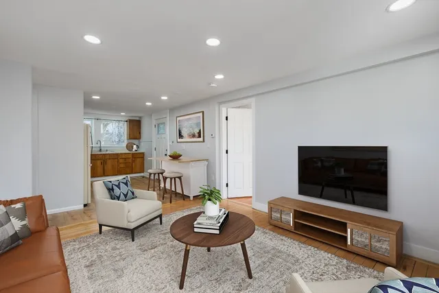 $2,800 | 129 Friend Street, Unit 2, Amesbury, MA 01913