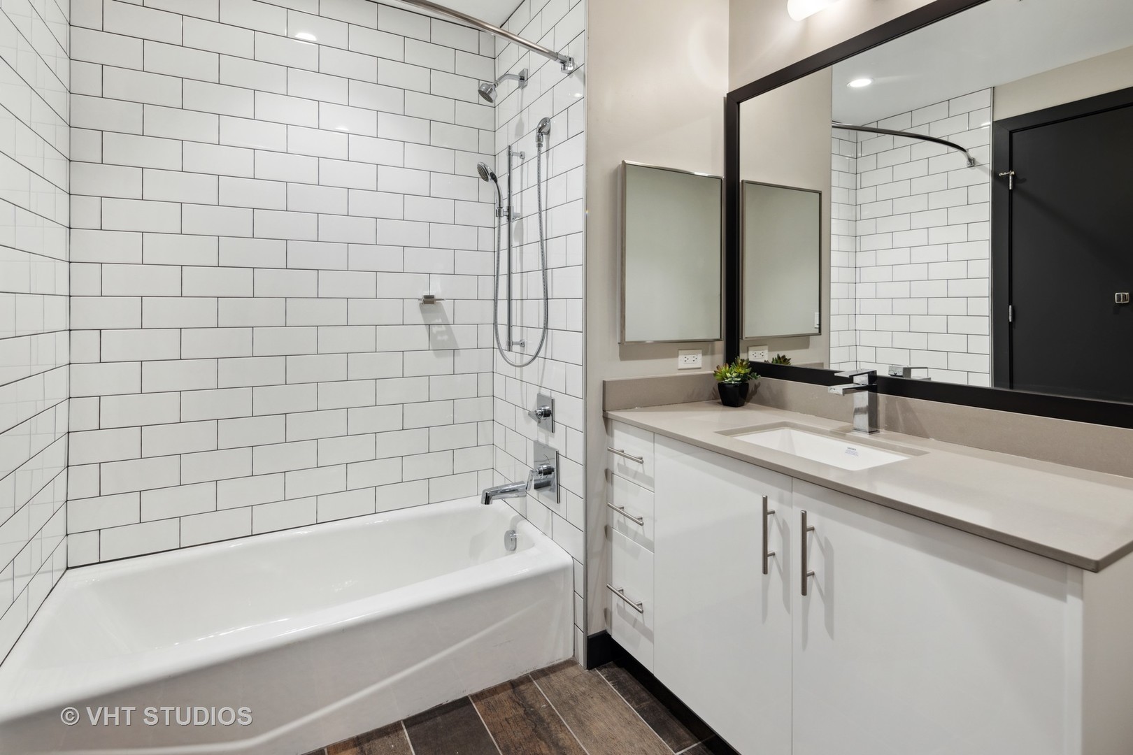 171 North Aberdeen Street, Unit 806 Chicago, IL 60607 - Photo 13 of 18 a bathroom with a bathtub and a sink