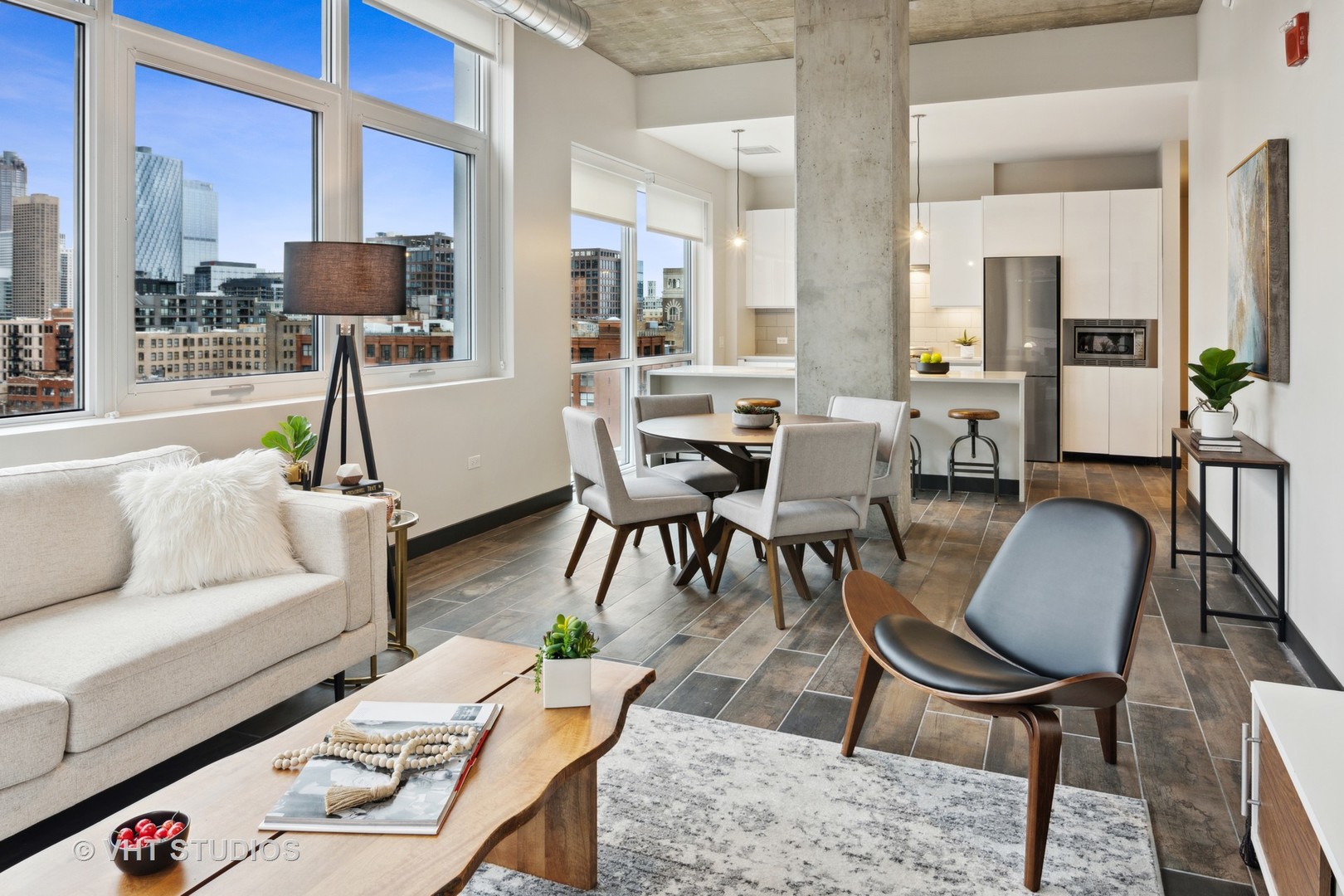 171 North Aberdeen Street, Unit 806 Chicago, IL 60607 - Photo 6 of 18 a living room with furniture and a table