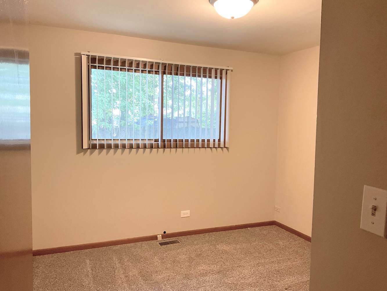 15515 Long Avenue Oak Forest, IL 60452 - Photo 3 of 10 an empty room with a window