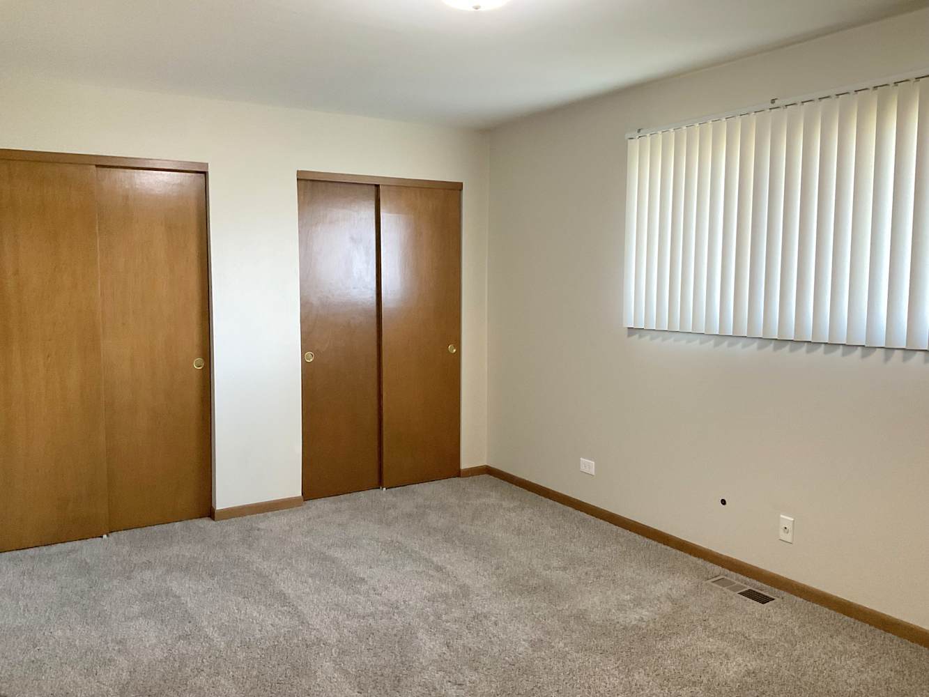 15515 Long Avenue Oak Forest, IL 60452 - Photo 4 of 10 a view of an empty room with a window