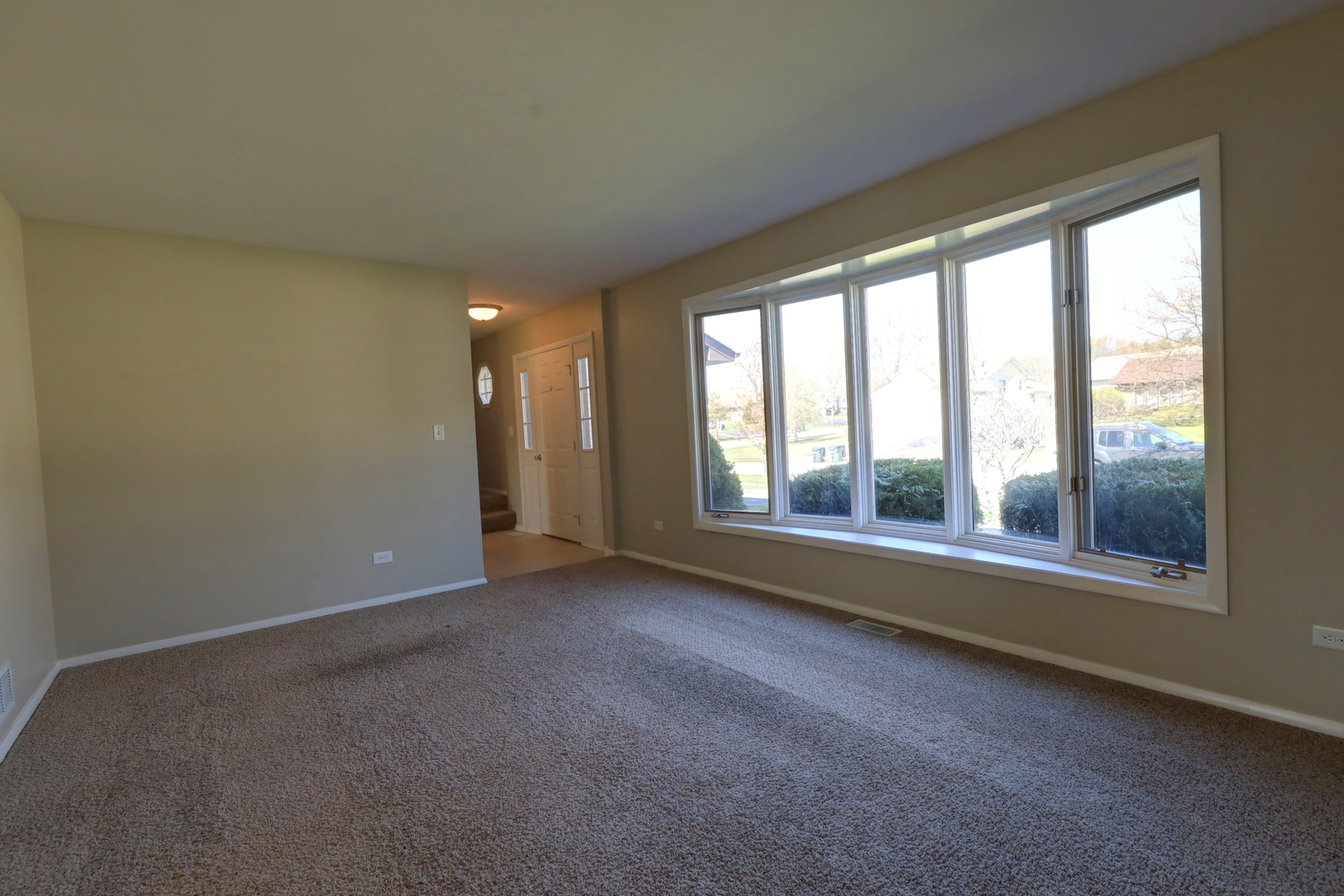 819 Colony Court Lindenhurst, IL 60046 - Photo 2 of 24