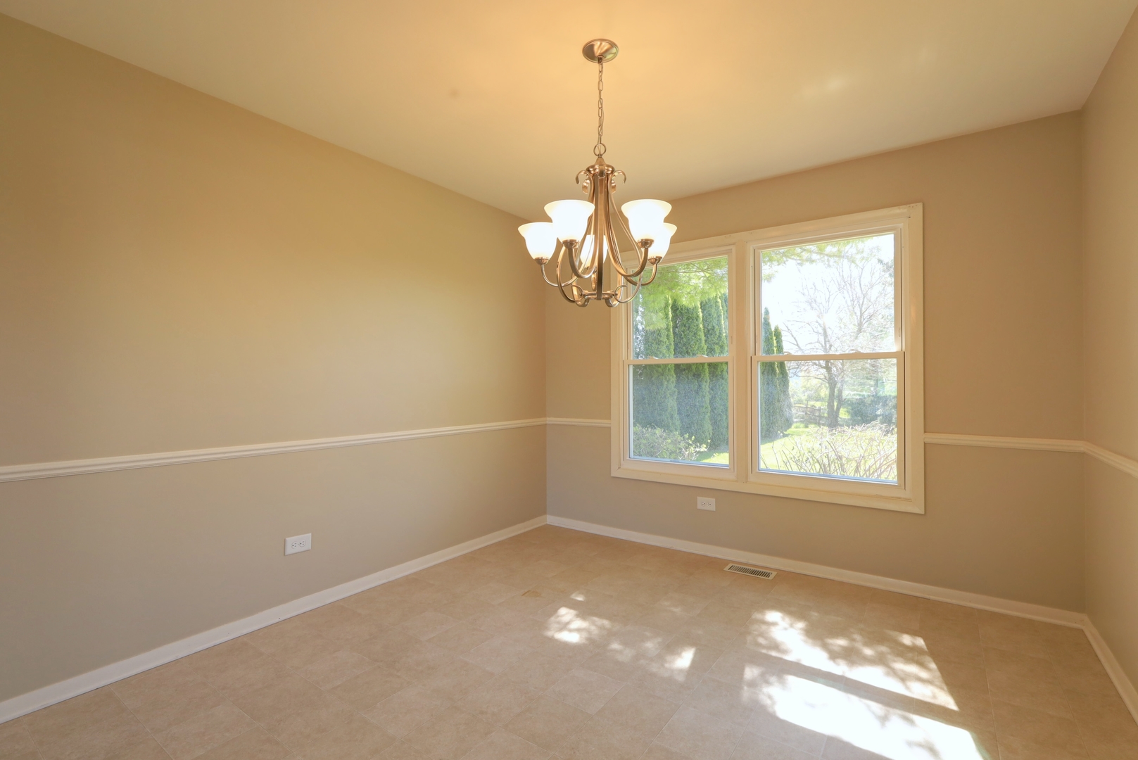 819 Colony Court Lindenhurst, IL 60046 - Photo 4 of 24