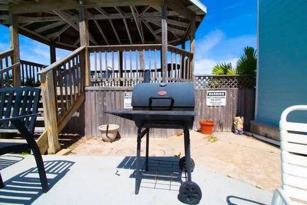 a view of entryway with a front door