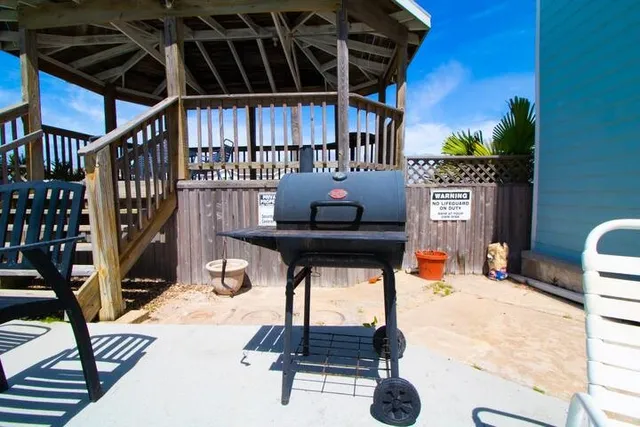 a view of entryway with a front door