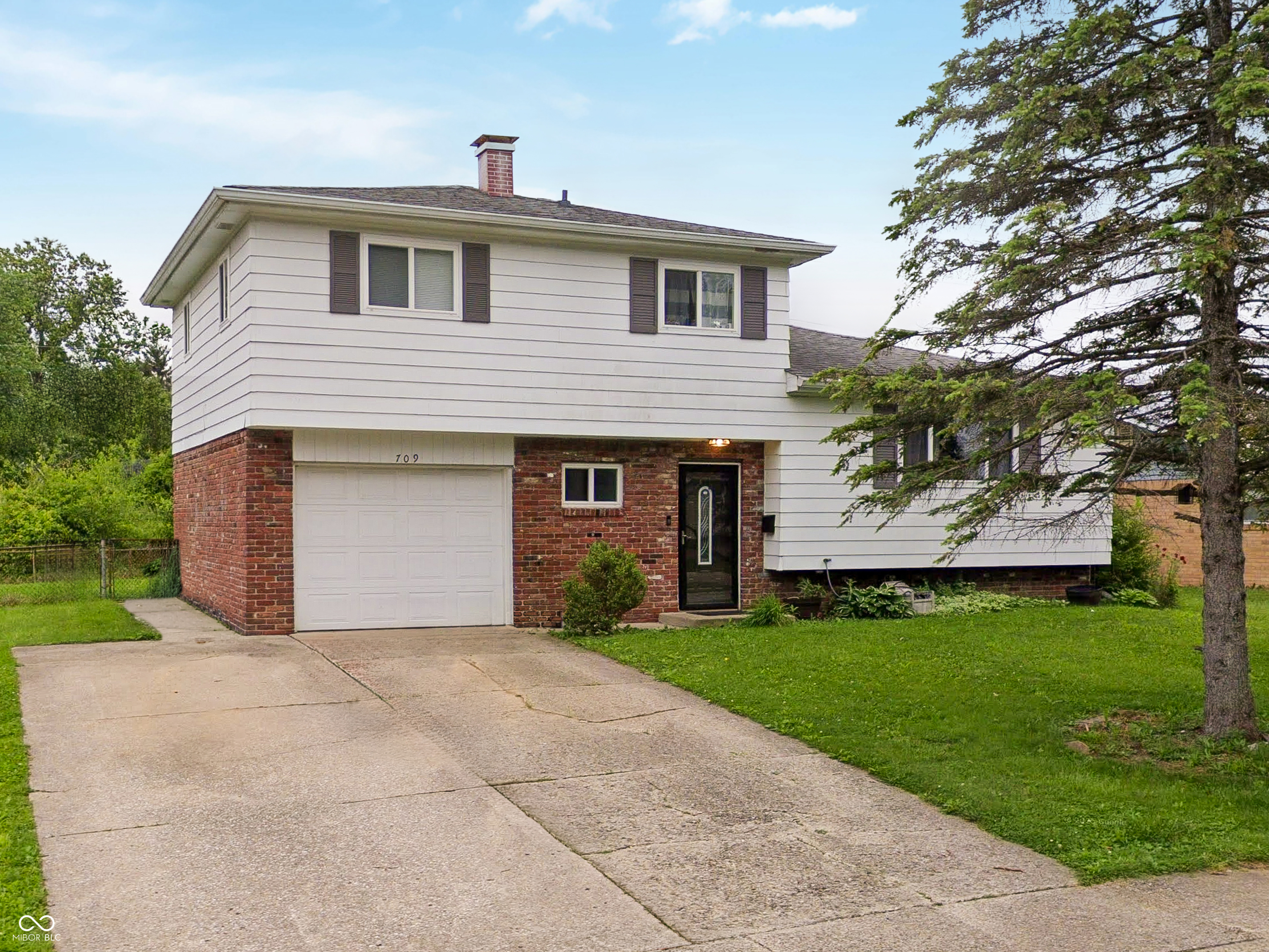 709 North Bend Road Beech Grove, IN 46107 - Photo 3 of 22