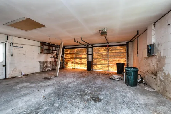 a view of empty room with a ceiling fan