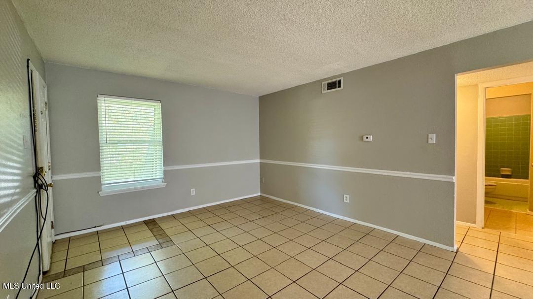 431 Bechtel Boulevard, Unit 3 Ocean Springs, MS 39564 - Photo 4 of 23 Living room